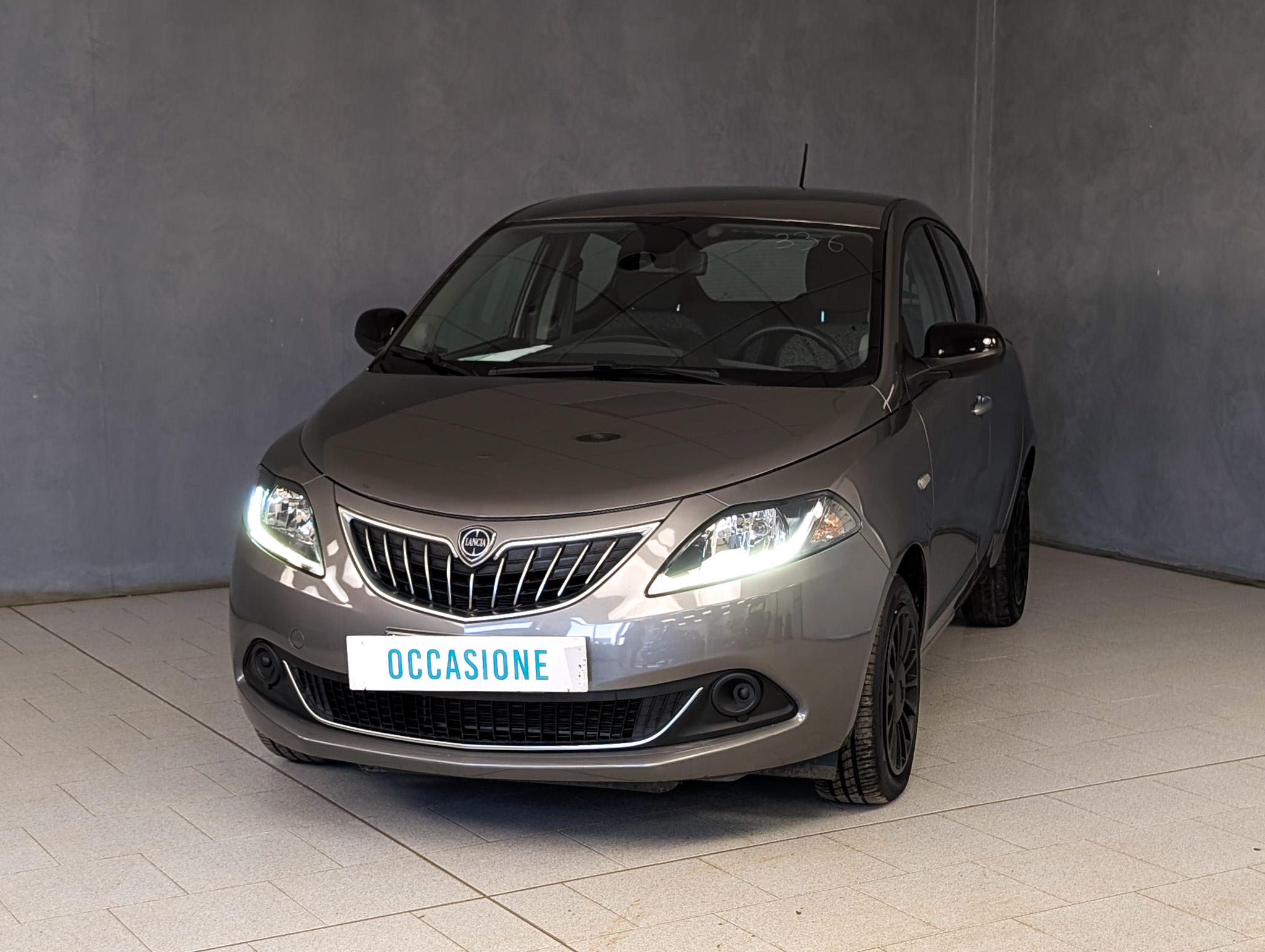 lancia-ypsilon-1-0-hybrid-70cv-silver-21