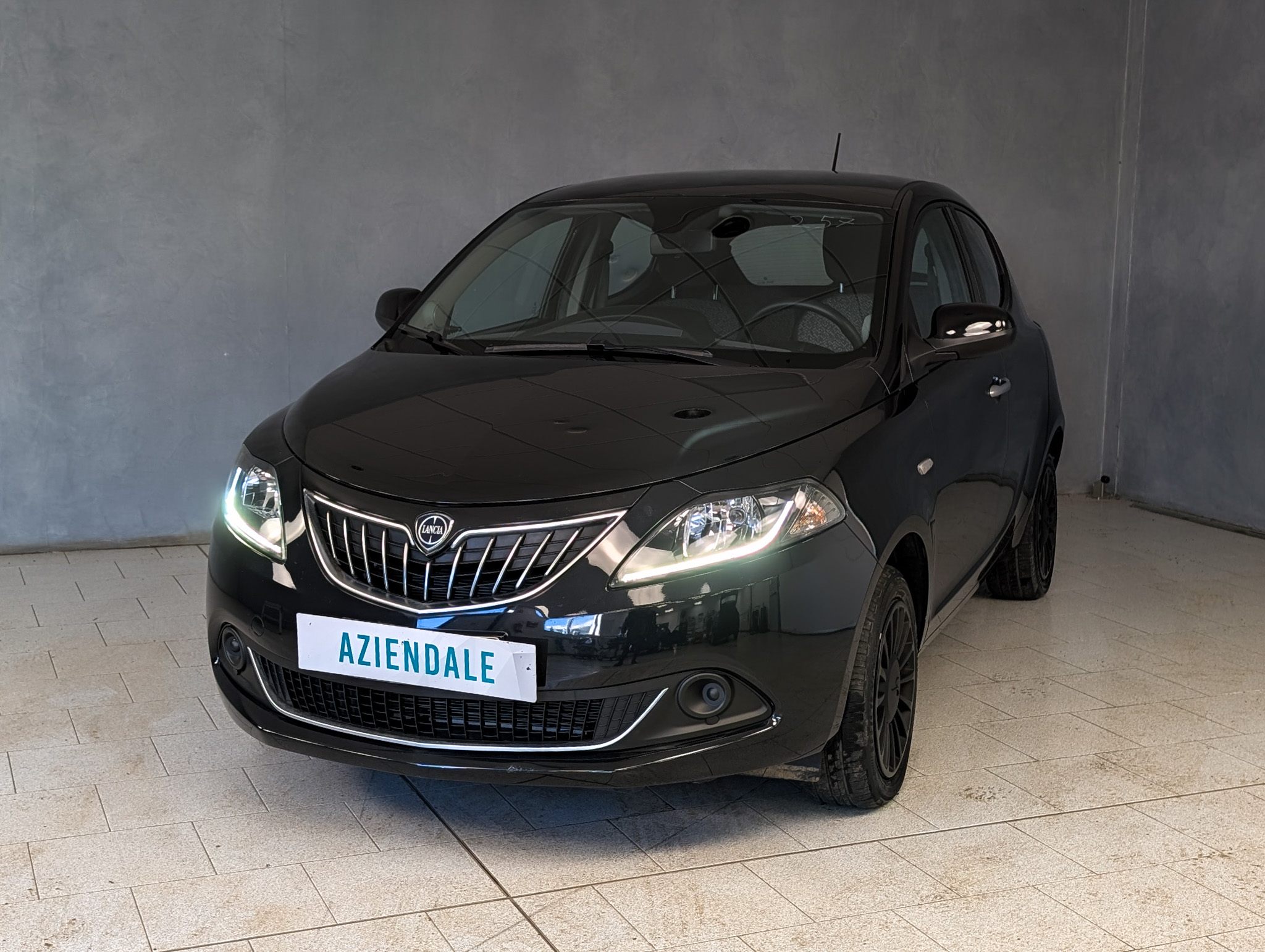 lancia-ypsilon-1-0-hybrid-70cv-silver-24