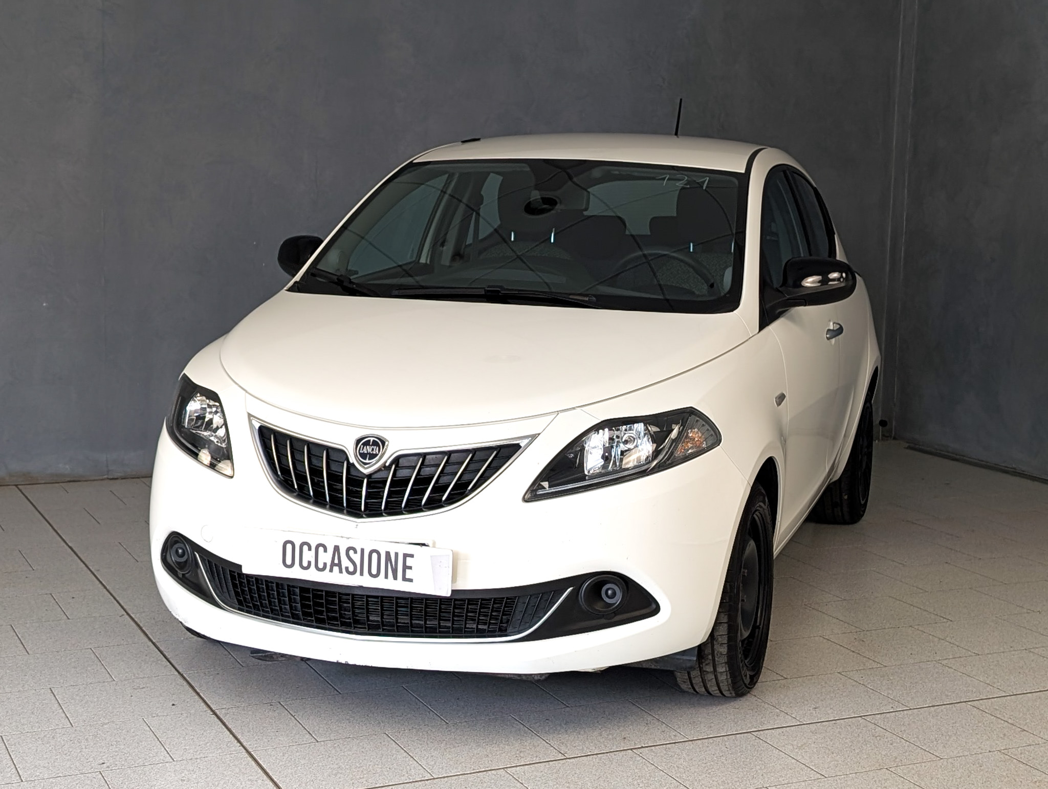 lancia-ypsilon-1-0-hybrid-70cv-silver-12 lancia-ypsilon-1-0-hybrid-70cv-silver-12