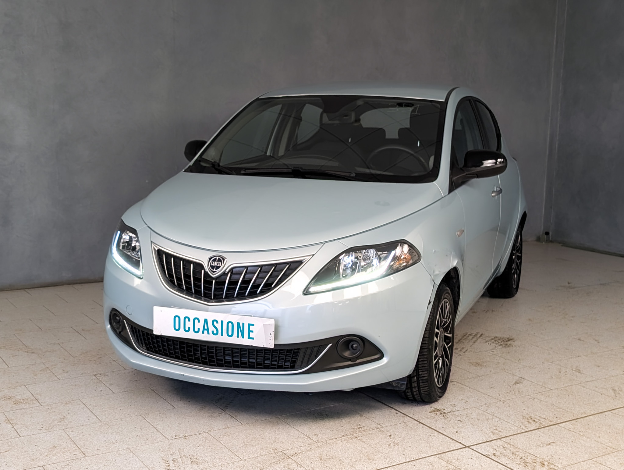 lancia-ypsilon-1-0-hybrid-70cv-platino-2