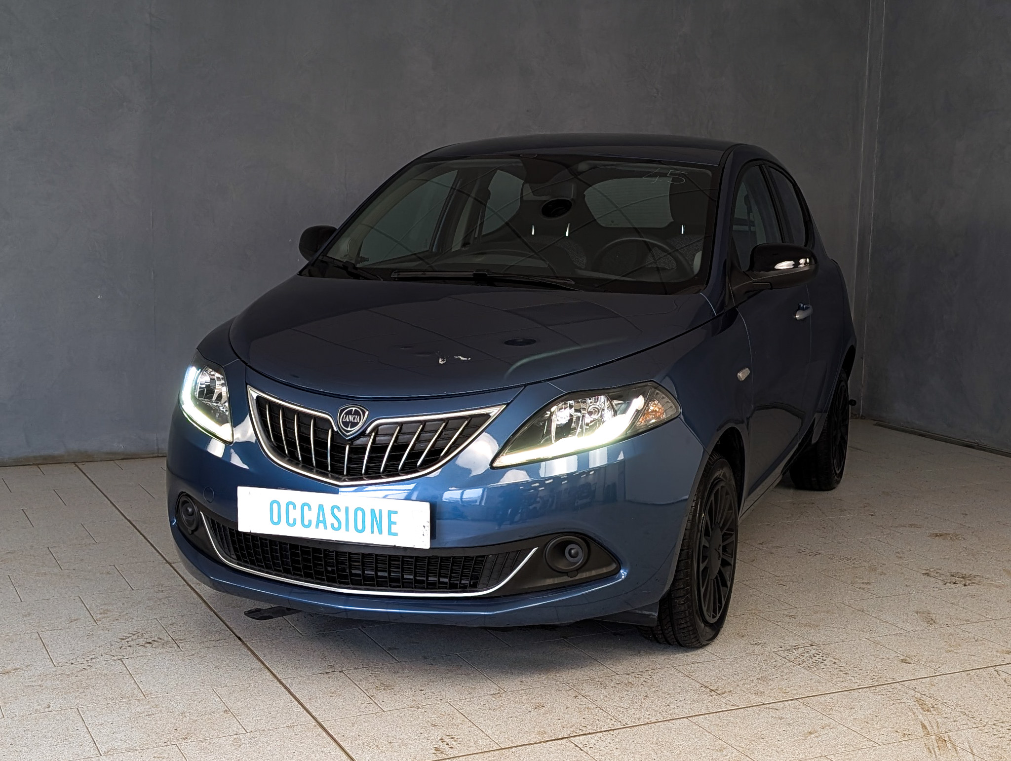 lancia-ypsilon-1-0-hybrid-70cv-silver-27